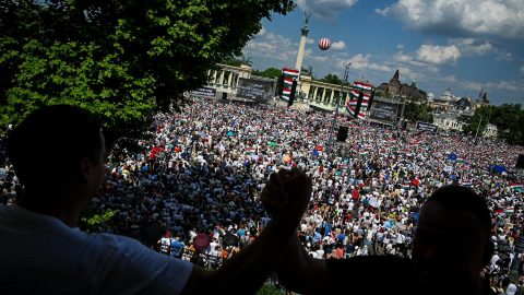 Hatalmas tömeg a Hősök terén – fotókon Magyar Péter kampányzáró tüntetése
