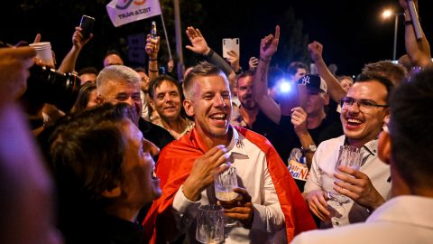 Feszült arcok a Fidesznél, mosolygó Karácsony, extázis a Tiszánál – galéria