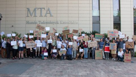 A legkvalifikáltabb flashmob: az Akadémiánál tüntettek béremelésért