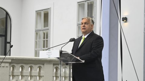 Orbán Viktor pénzt adott az ajándék bicskáért