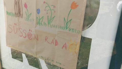 A szülők újra és újra letakarják az iskola előtti háborús plakátot, de a közterület-felügyelők azonnal intézkednek