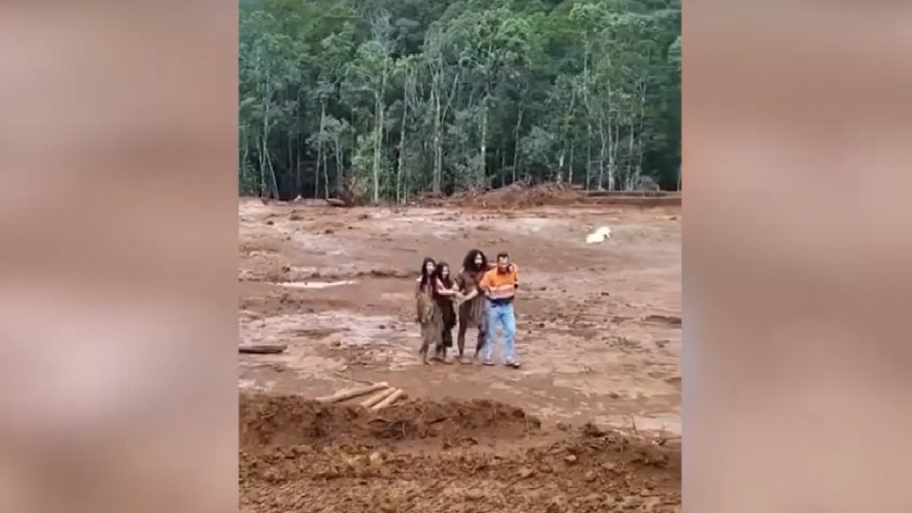 SI: Élelemért könyörögnek az őslakosok a földjüket pusztító bányászoknak