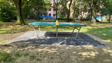 Csodaszép térkő burkolatot készítettek egy kőbányai pingpongasztalhoz, csakhogy így használhatatlan