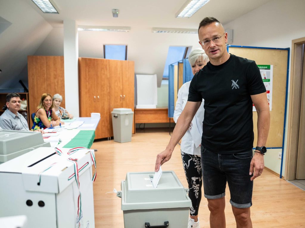 Szijjártó elsőként szavazott Dunakeszin