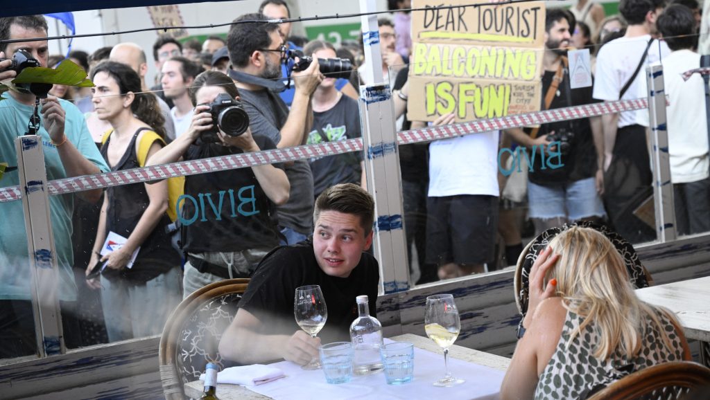 Több ezren tiltakoztak Barcelonában a tömegturizmus ellen