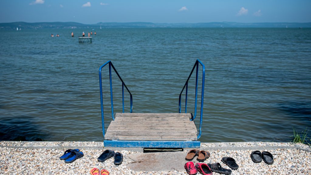 Újra kellett éleszteni egy idős férfit a balatonlellei szabadstrandon