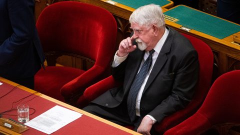 „30 évvel ezelőtt én 50 fokos műtőkben végeztem 10-12 órás műtéteket” – Káslert a kórházi klímaproblémákról kérdezték