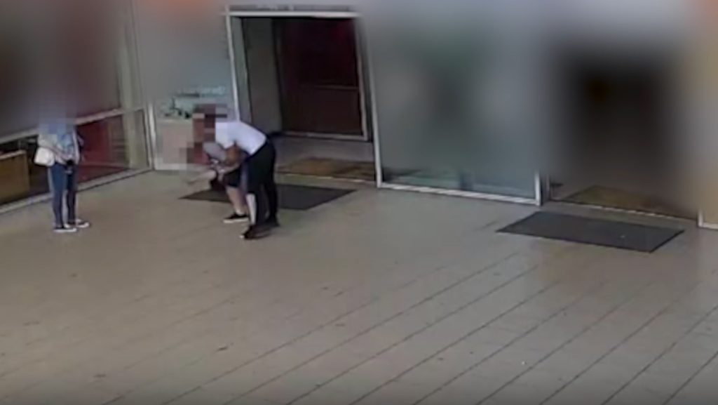 Videón, ahogy egy részegen őrjöngő férfi ököllel esik több másik férfinek és egy nőnek a Vértes Centernél