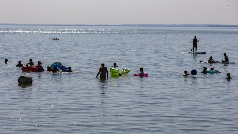 Újabb tragédia a Balatonon: Rosszul lett, és belefulladt az ötven centis vízbe egy férfi Fonyódon