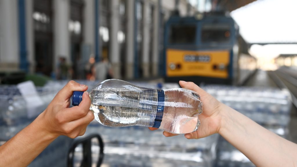 A következő napokban is osztanak vizet a nagyobb pályaudvarokon