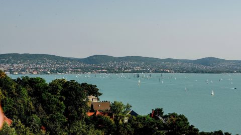 Kevesen tudják, de Balatonalmádi strandjaira ingyen is be lehet jutni
