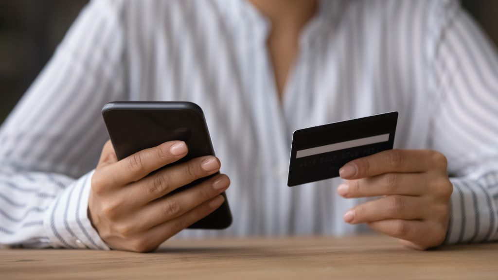 Órákig telefonált csalókkal egy keszthelyi nő, 19 millió forintot emeltek le a számlájáról