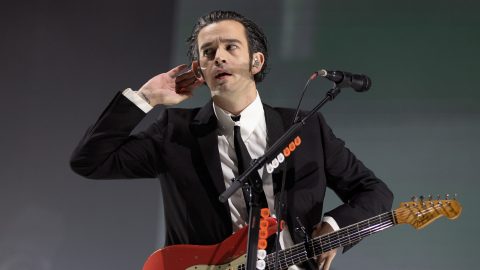 Százmilliós kártérítést kérnek a The 1975 zenekartól Malajziában, miután az énekes megcsókolta a basszusgitárost a színpadon