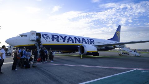 Már a levegőben elkezdtek bulizni a brit turisták: visszafordult a repülőjük