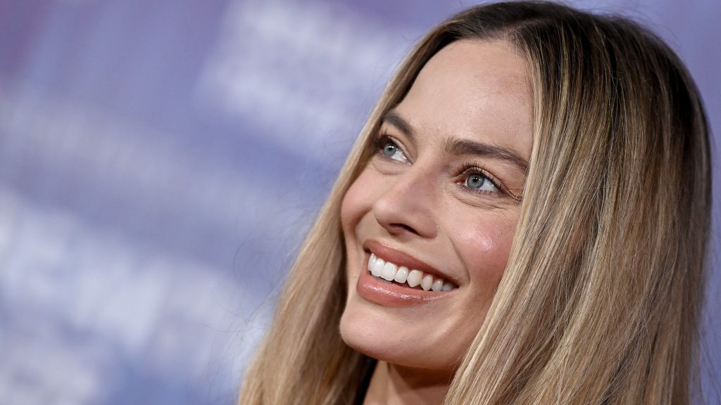 Margot Robbie kisbabát vár