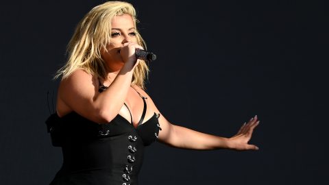 Bebe Rexha kirúgott a koncertjéről egy nézőt, miután az illető megpróbálta megdobni valamivel