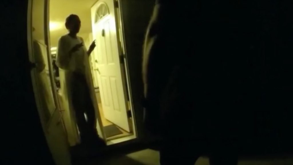 Lelőtt a rendőr egy nőt, mert egy lábost tartott a kezében a konyhájában – videó