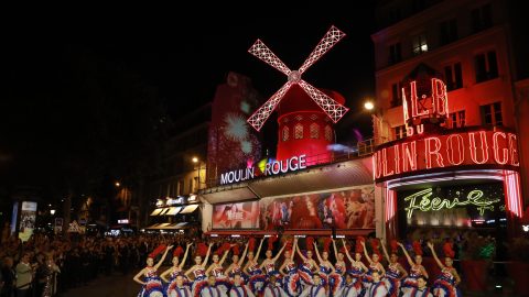 Új lapátokat kapott a legendás Moulin Rouge szélmalma
