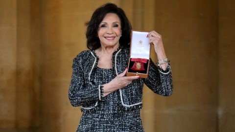III. Károly király a brit becsületrend tagjává avatta Shirley Bassey-t, a Bond-filmek énekesnőjét