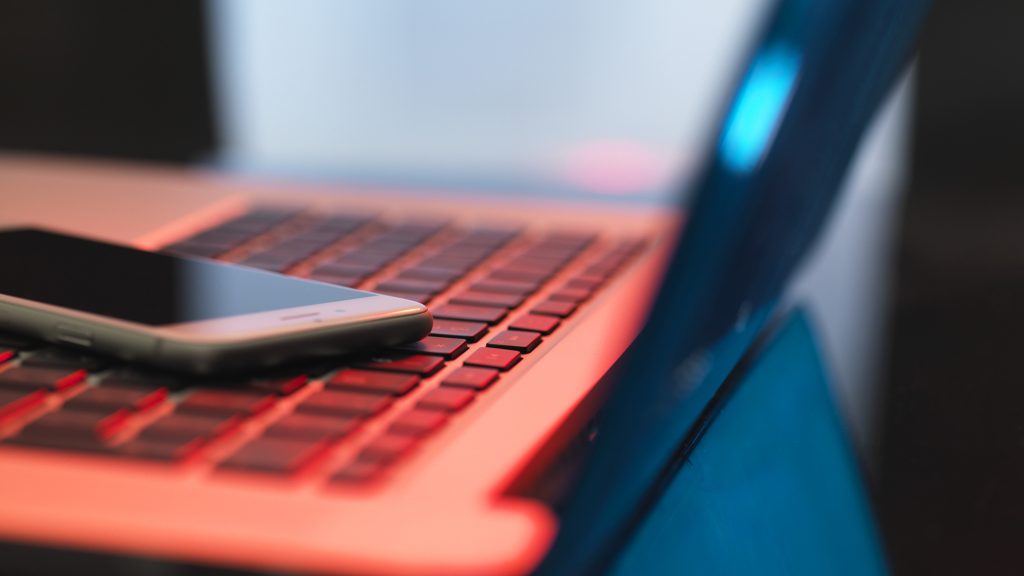 235 millió forintot csaltak ki egy cég somogyi telephelyének pénzügyi felelősétől