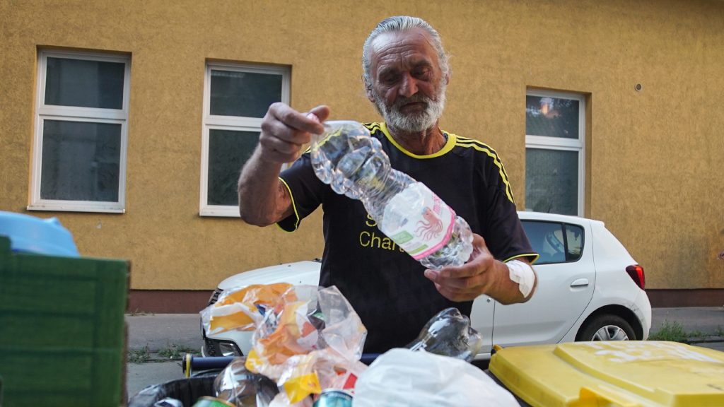 „Ott hever az utcán a pénz, már a gazdagok is szedik” – Sokaknak a megélhetést jelentik az eldobott betétdíjas palackok