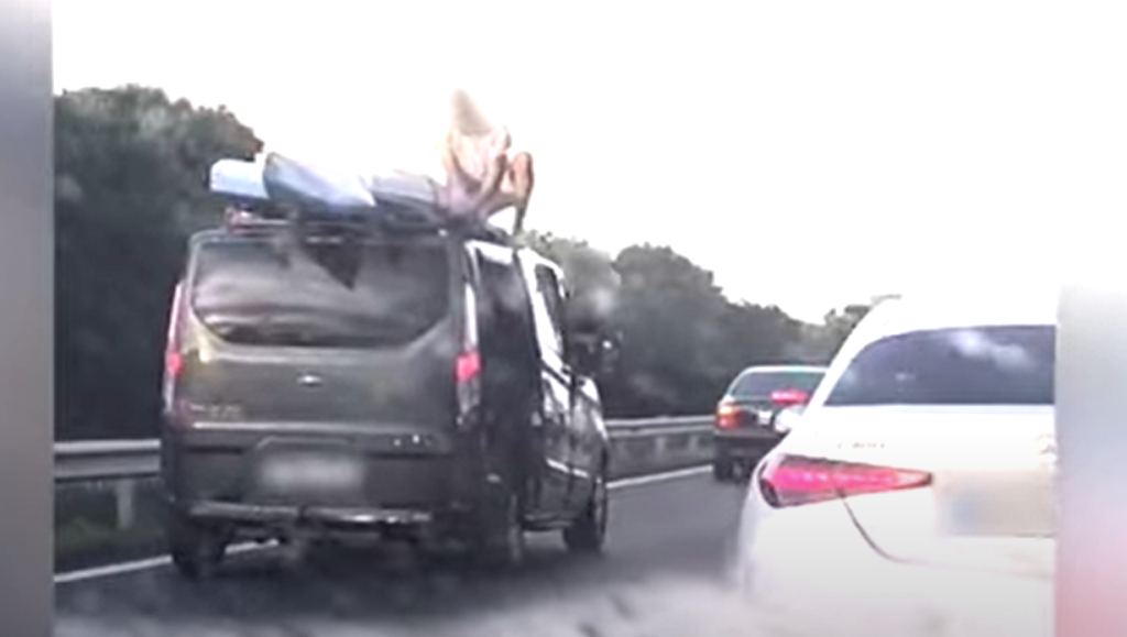 Menet közben mászott fel egy férfi az autó tetejére az M3-ason