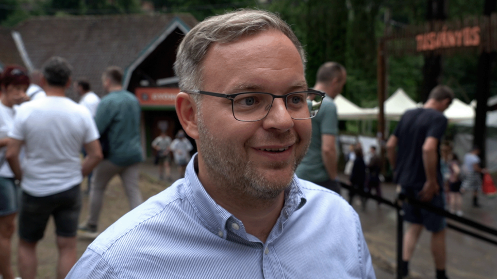 „Ha a liberálisok idegesek, van értelme annak, amit csinálunk” – Orbán Balázs Tusványoson