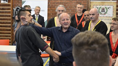 Simicskó István szerint sikertörténet a középiskolások tömeges katonai képzése