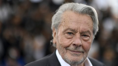 Nem altatják el Alain Delon kutyáját, hogy a színész kérésének megfelelően a karjaiban nyugodhasson