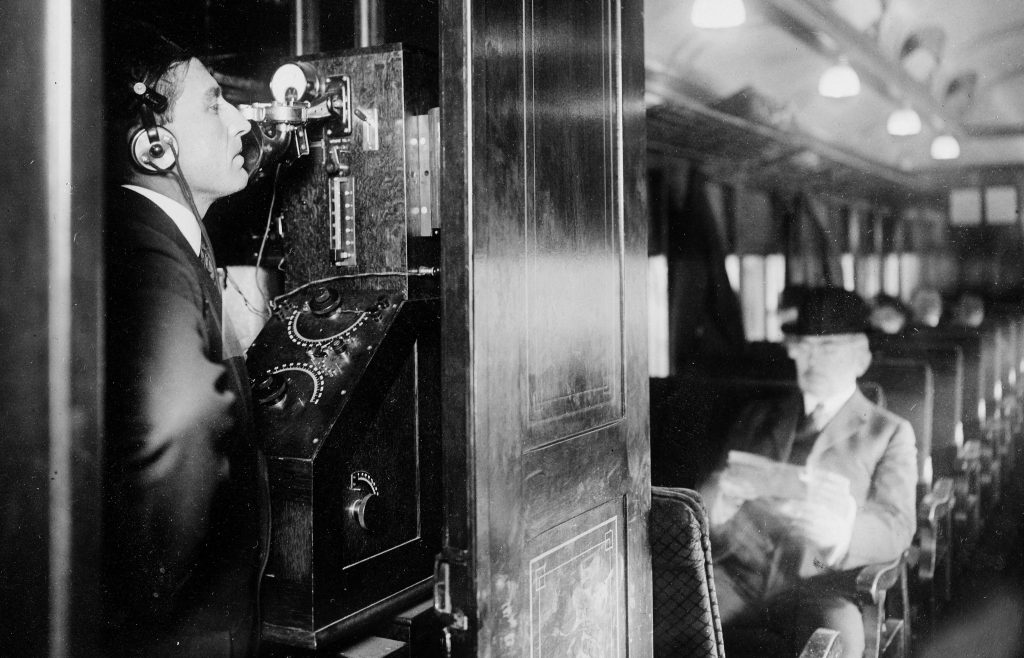 Ezért találták ki a nyilvános telefonokat