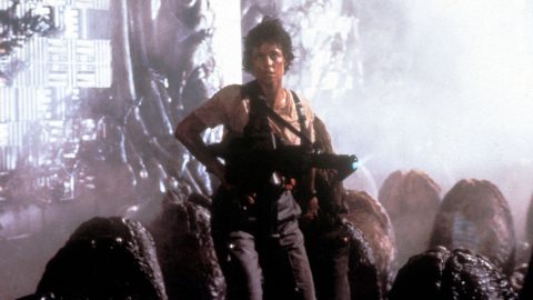 Sigourney Weavert sokáig győzködték arról, hogy karaktere használjon fegyvert A bolygó neve: Halálban