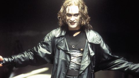 Kitiltották a lőfegyvereket A holló reboot forgatásáról Brandon Lee és Halyna Hutchins tragédiája miatt