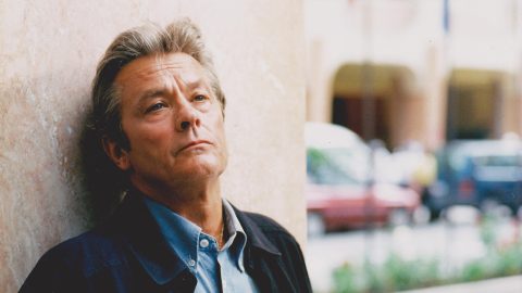 Politikusok és művészek tisztelegtek a vasárnap elhunyt Alain Delon előtt