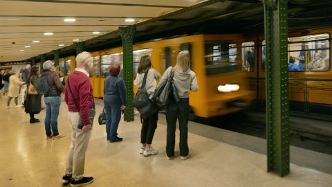 Egész héten versek szólnak a kisföldalatti állomásain