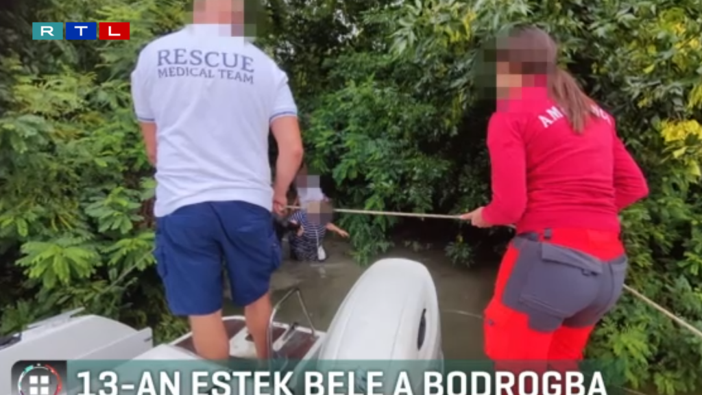 Felborult egy hajó Bodrogkeresztúrnál, 13 budapesti turista esett a vízbe