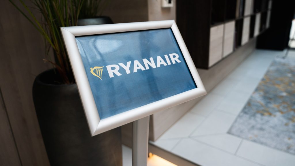 Felpofozták a légiutas-kísérőt a Ryanair londoni járatán