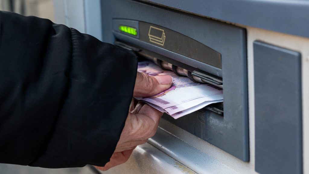 Az ATM használati hiba miatt 150 ezer forintos kárt térít a bank