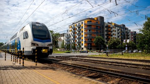 Munkanap-áthelyezés miatt változik a vonatok és buszok menetrendje
