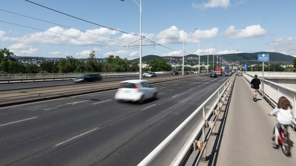 Forgalommal szemben haladt egy autó az Árpád hídon