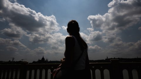 Záporok zivatarok, de erősödő szél is jöhet