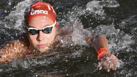 Fábián Bettina a Szajnában úszik, megkezdődnek a kajak-kenus döntők, éremért birkózik Losonczi – élő hírfolyam az olimpiáról
