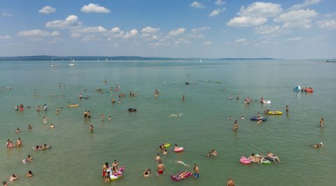 Belefulladt egy fiatal a Balatonba, miközben a barátnőjét próbálta kimenteni a tóból