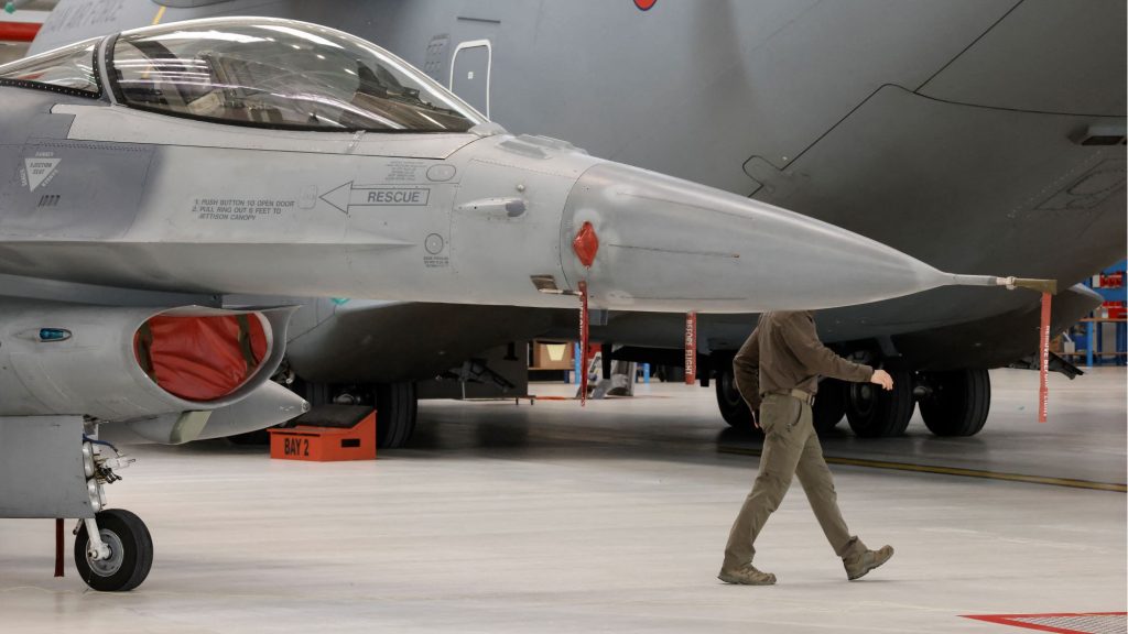 Ukrajna felfüggeszti külföldi adósságai fizetését