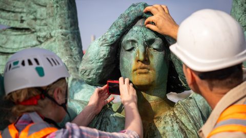 Elképesztő fotók készültek a Hősök tere nemsokára műhelybe induló Gábriel arkangyal-szobráról
