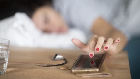 „Sose nyomjuk meg a szundi gombot!” – figyelmeztet egy elismert alvásszakértő