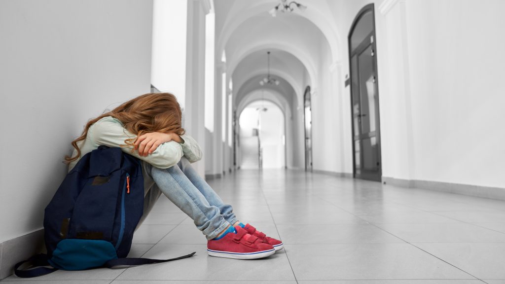 Fogdosta a hetedikes kislányt egy budapesti iskolaőr, majd behívta őt az iskola mosdójába és szexuális ajánlatot tett neki