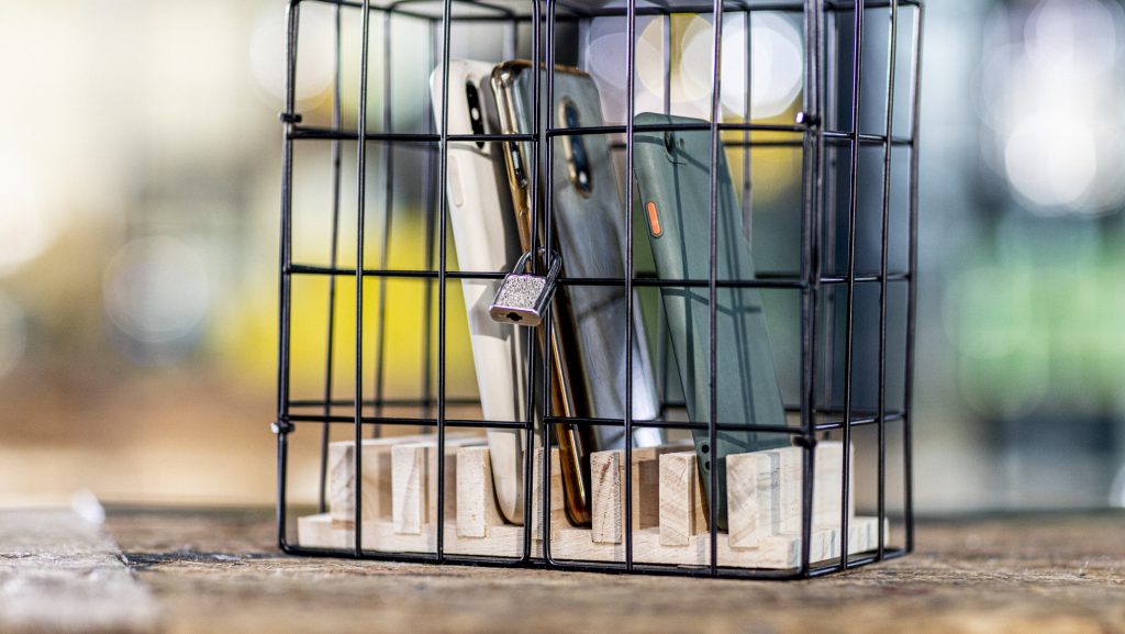 A holland miniszterelnök kitiltotta a mobilokat és a laptopokat a kormányülésekről