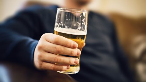 Rosszul töltjük ki a sörünket egy szakértő szerint
