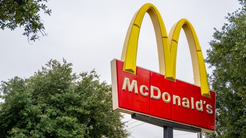 Börtönbe küldték a McDonald’s dolgozóját, aki gyújtogatott, mert túlzsúfolt volt az étterem