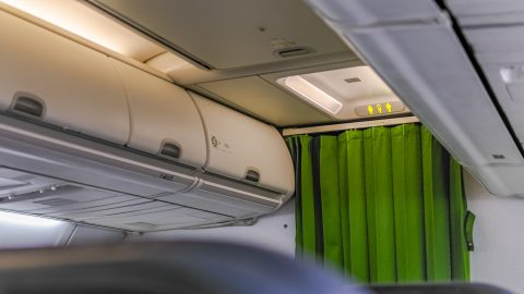 Olyasmiért tiltották ki egy életre az American Airlines gépeiről a fiatal nőt, amit el sem követett